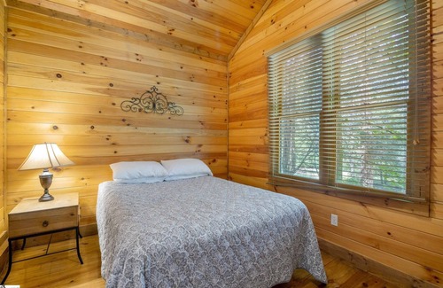 Cleveland House | One of a kind 3br Riverfront house w/fire pit, Hot Tub over looking river.