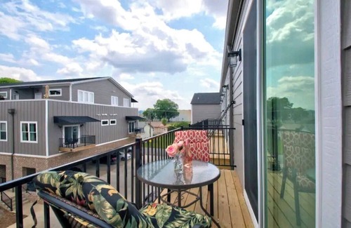 Chattanooga House | One Of A Kind townhouse with mountainline views of the city