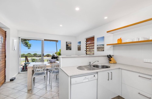 Point Lookout House | One of three townhouses overlooking Deadmans Beach and walking distance.