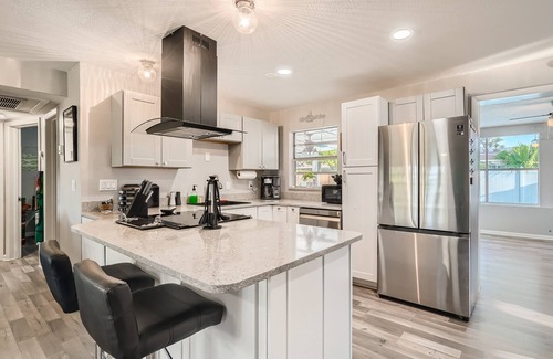 Seminole House | One Palm Pool House- Close to the Beach!