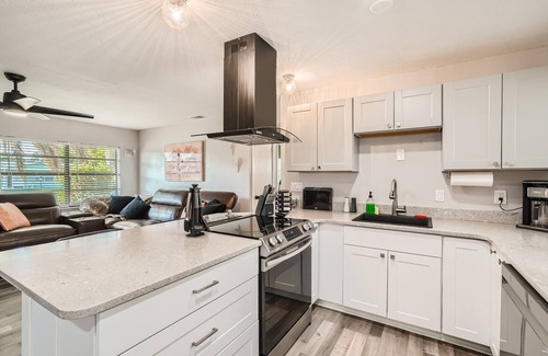 Seminole House | One Palm Pool House- Close to the Beach!