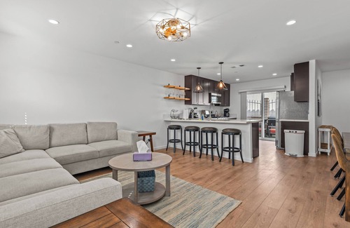 Colton House | One World House with King Bed