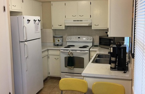 Green Bay House | Oneida St duplex 5 min walk to Lambeau 8 beds furnished full kitchen laundry