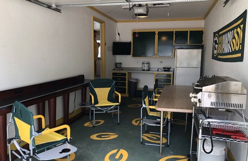 Green Bay House | Oneida St duplex 5 min walk to Lambeau 8 beds furnished full kitchen laundry