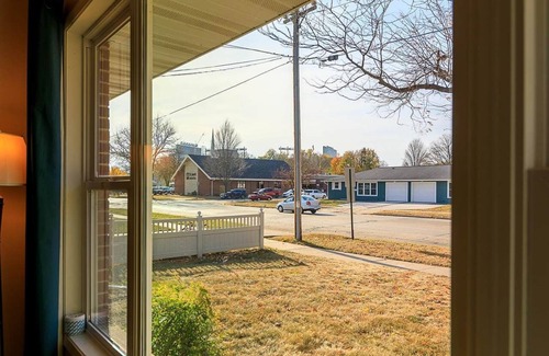 Green Bay House | Oneida St duplex 5 min walk to Lambeau 8 beds furnished full kitchen laundry