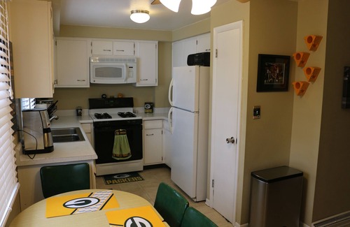 Green Bay Condo | Oneida St Duplex 5 min walk to Lambeau 7 beds 2 baths full kitchen laundry park