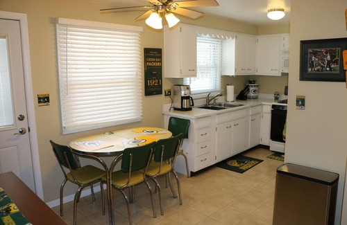 Green Bay Condo | Oneida St Duplex 5 min walk to Lambeau 7 beds 2 baths full kitchen laundry park