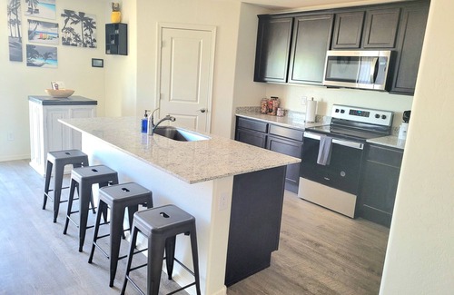 Florence House | Only 2 minutes to The Windmill Winery & less than 20 minutes to Country Thunder!