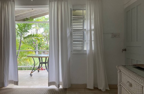 Sunset Crest Cottage | Only 3 mins walk to Beach and Beach Club