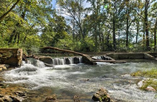 Ooltewah House | Ooltewah Cabin with Grill, Pool Table and Porch!