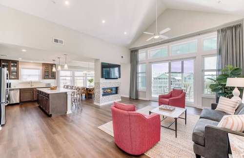 Colington Condo | Opal Oasis - Soundfront Condo, Vaulted Ceiling, King En Suites