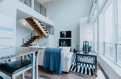 DeBaliviere Place Apartment | Open 2BR-1BA Penthouse w Pool and Balcony