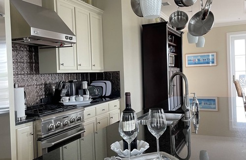 Radcliffeborough Condo | Open And Airy Penthouse Apartment 4 Blocks From Upper King Street !n