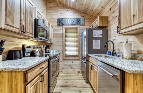 Cosby Cottage | Open Sky Retreat, Pickleball Court, Creek, WIFI, Mountain Views, Starting at $79