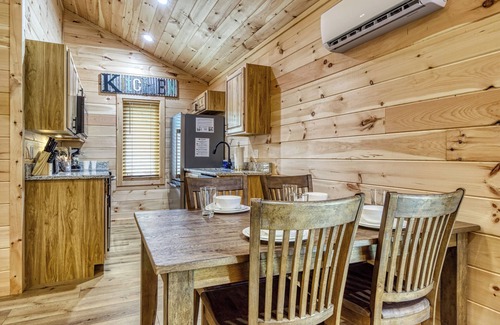 Cosby Cottage | Open Sky Retreat, Pickleball Court, Creek, WIFI, Mountain Views, Starting at $79