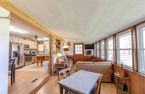 Houston House | Open View Lakehouse- Lake front house with fishing dock (NO SWIMMING)