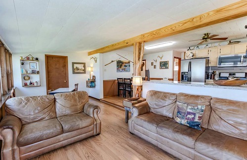 Houston House | Open View Lakehouse- Lake front house with fishing dock (NO SWIMMING)