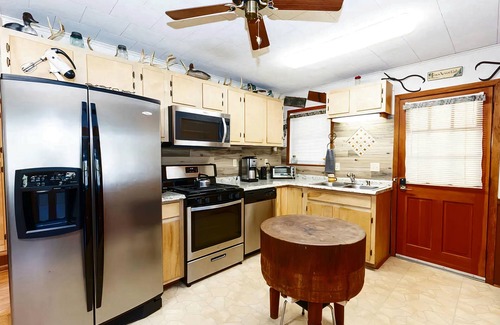 Houston House | Open View Lakehouse- Lake front house with fishing dock (NO SWIMMING)