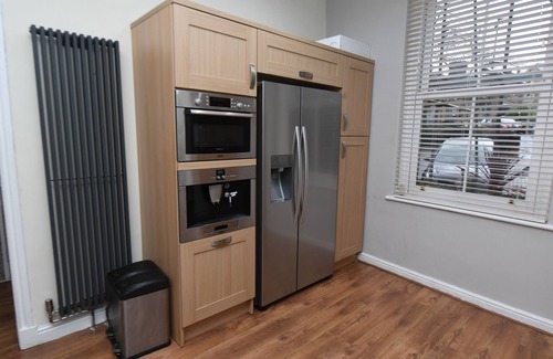 Harrogate City Centre Apartment | Opposite HG Convention Centre, Sleeps 14, 7 beds, Parking