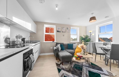 Whitkirk House | Opulent 2BR/2BA House with FREE Parking