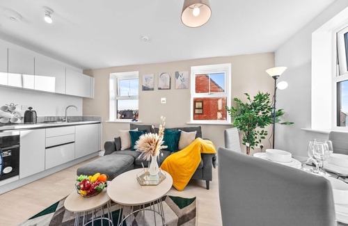 Whitkirk House | Opulent 2BR/2BA House with FREE Parking