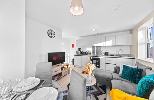 Whitkirk House | Opulent 2BR/2BA House with FREE Parking