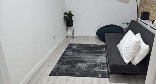 Isle of Grain Apartment | Opulent 5 bedroom Retreat with Hot tub and Entertainment