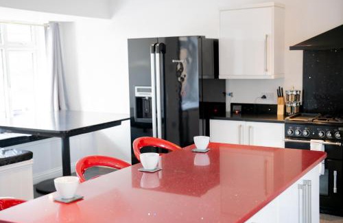 Isle of Grain Apartment | Opulent 5 bedroom Retreat with Hot tub and Entertainment