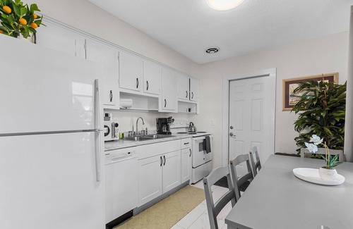 Bay Esplanade Cottage | ORANGE BLOSSOM COTTAGE two minute Walk to Beach