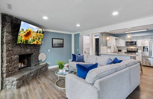 Lake Ozark Condo | Our Cove Retreat - Perfect for Wave-Free Swimming, Tanning & Prime Location Fun!