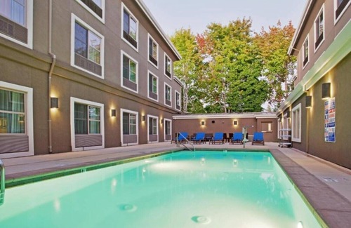 Westside Santa Cruz House | Our rooms location offers free breakfast & easy access to the Boardwalk