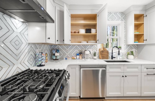 Snellville House | Outdoor Projector, Arcade, Fire Pit, 2 Living Rooms, Fire Pit, and more!