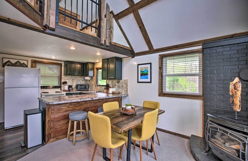 Elkton Cabin | 'Overlook Loft:’ Deck & Panoramic Shenandoah Views