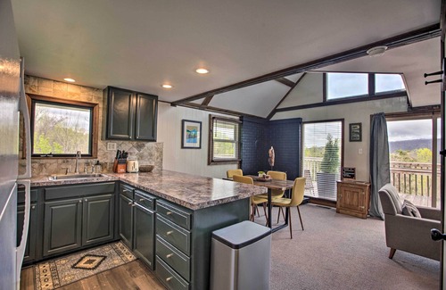 Elkton Cabin | 'Overlook Loft:’ Deck & Panoramic Shenandoah Views