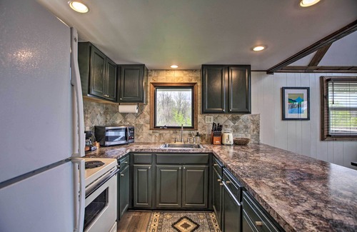 Elkton Cabin | 'Overlook Loft:’ Deck & Panoramic Shenandoah Views