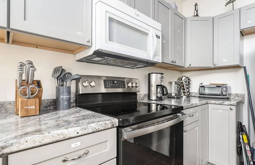 Arcadia House | Overlooking Shoreline 2BDR Chalet 18396