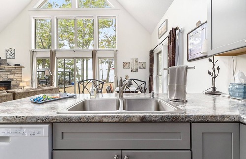 Arcadia House | Overlooking Shoreline 2BDR Chalet 18396