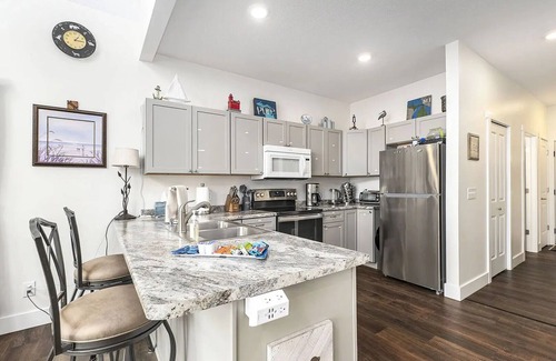 Arcadia House | Overlooking Shoreline 2BDR Chalet 18396