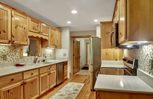 Ellijay Cabin | Owl's Rest - with Hot Tub - Delightful Cabin Blue Ridge and Ellijay