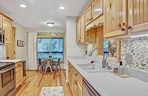 Ellijay Cabin | Owl's Rest - with Hot Tub - Delightful Cabin Blue Ridge and Ellijay