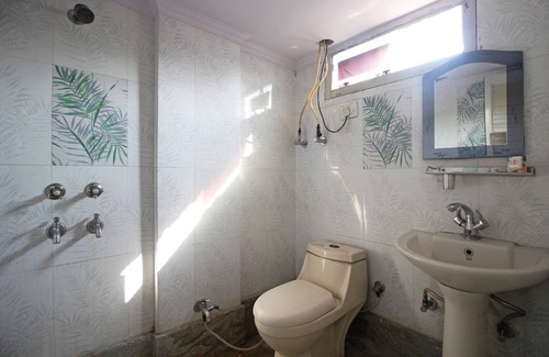 Meerut Hotel | OYO 7147 Hotel Madhur Regency