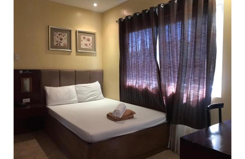 Poblacion Hotel | OYO 762 Laurien Hotel