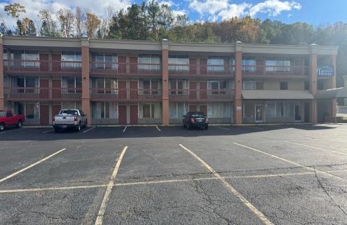 Harriman Hotel | OYO Hotel Harriman near I-40