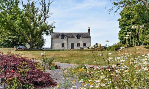 Llanybri House | Oysterlow - A beautiful country cottage with estuary views and enclosed garden