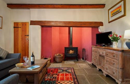 Llanybri House | Oysterlow - A beautiful country cottage with estuary views and enclosed garden