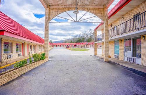 Mountain View Hotel | Ozark Junction mountain view by OYO