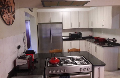 Paarl House | Paarl - The Labyrinth - Sleeps 8 (+ 2)