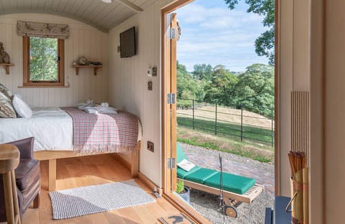 Llanbadarn Fynydd Cottage | PADARN'S HUT, with hot tub in Llanbadarn Fynydd