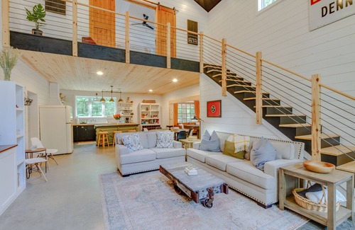 Bon Aqua House | Paddle Creek Retreat! Reservations Include 2 Indoor PICKLEBALL Courts!