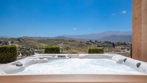 Temecula Villa | Palazzo Del Sol By AvantStay Breathtaking Home w Mountain Views Hot Tub